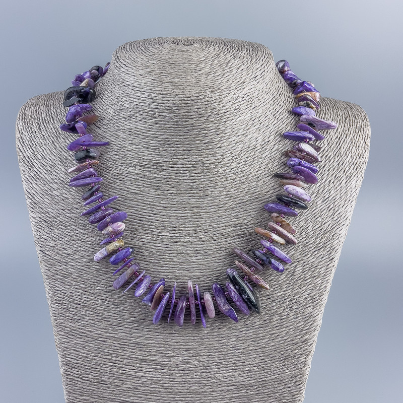 Necklace made of natural stone
Charoite shard 'Needle', diameter 15x3 mm +/- with beads, diameter 2 mm, length 50 cm +