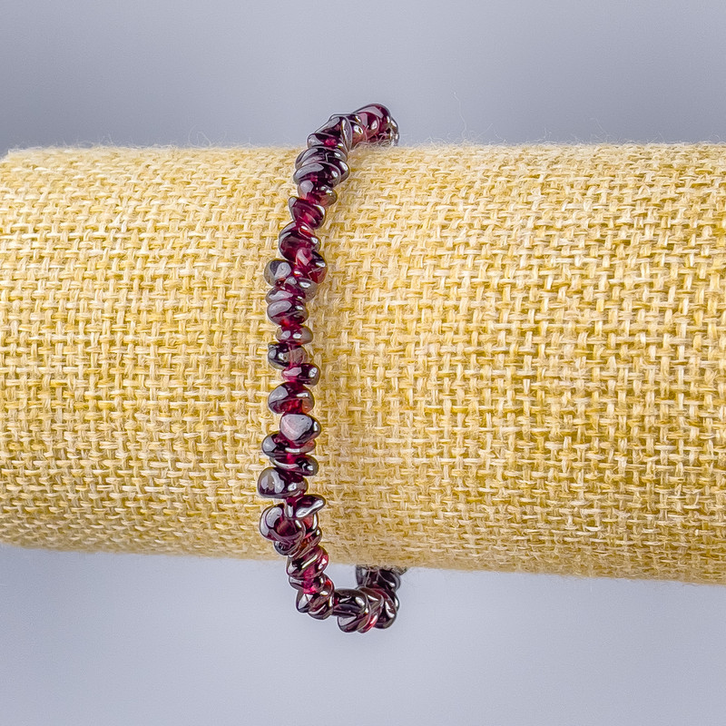 Garnet bracelet with natural gemstone chips, diameter 6x2 mm (±), length 18 cm (stretch)