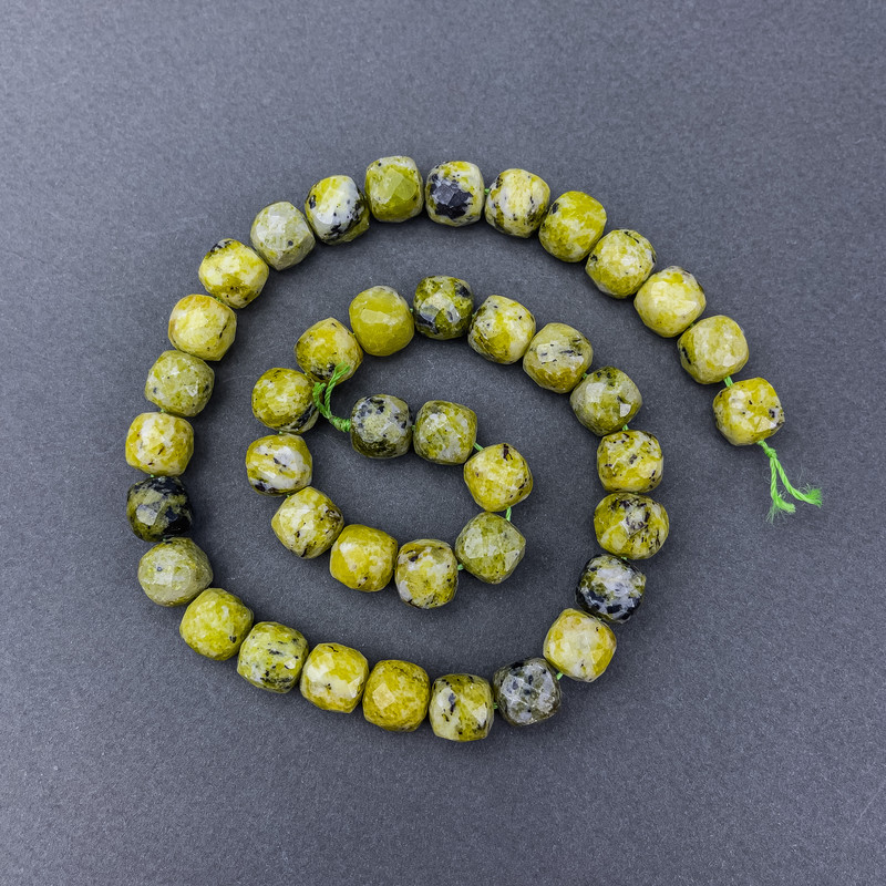 Yellow Turquoise Beads, natural faceted cube stones on a thread, diameter 9x9 mm ±, length 38 cm ±
