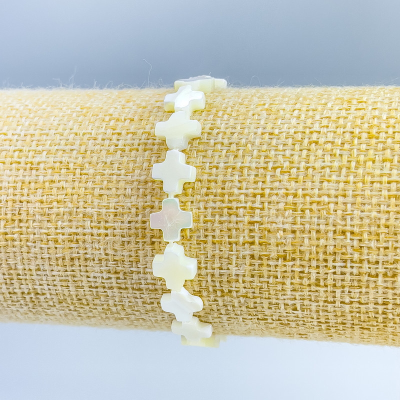 Bracelet with mother-of-pearl crosses, diameter 8×8×3 mm, length 18 cm (stretch)