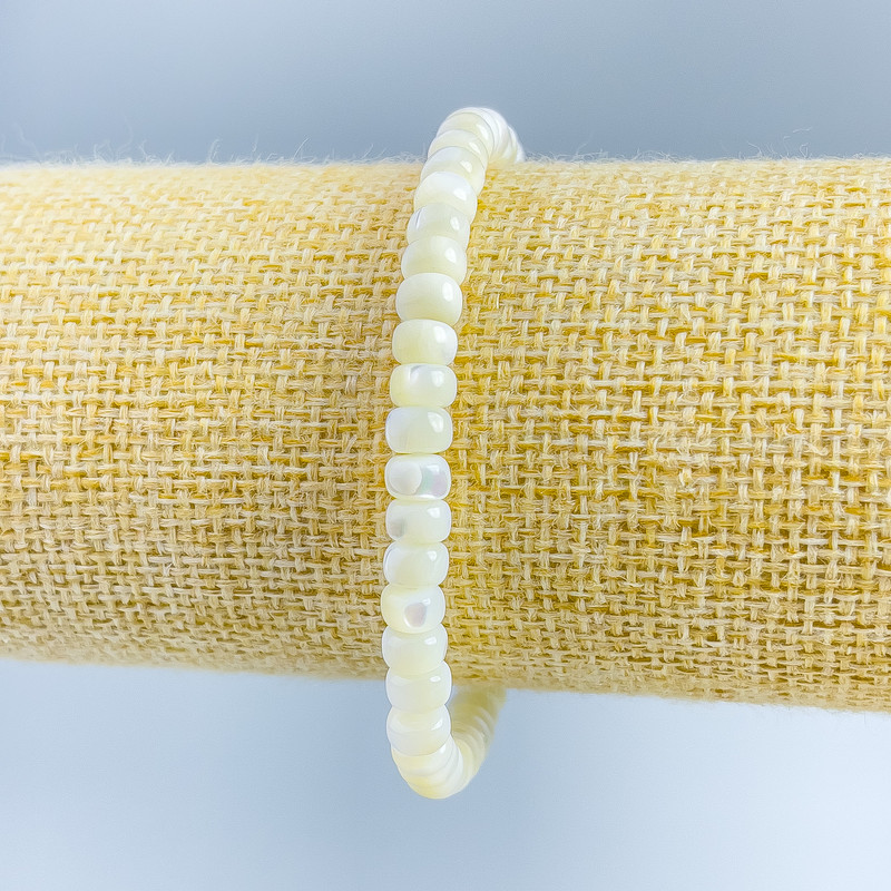 Bracelet with smooth mother-of-pearl rondel, diameter 6x4 mm, length 18 cm (stretch)