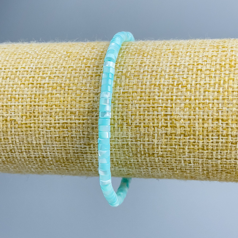 Bracelet made of blue-toned mother-of-pearl discs, diameter 4×2 mm, length 18 cm (stretch)