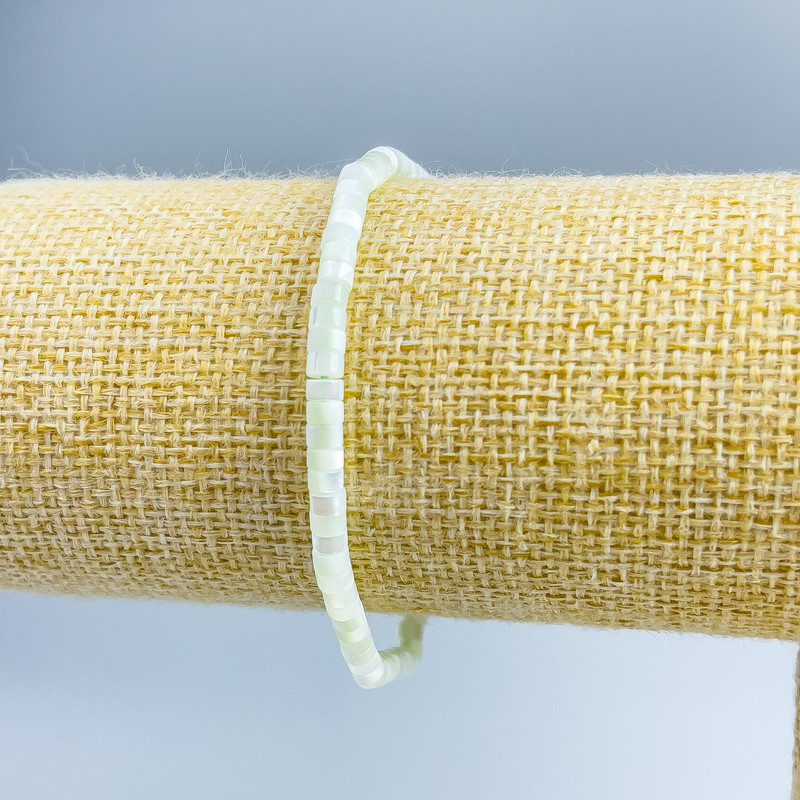 Bracelet with mint-toned mother-of-pearl discs, diameter 4×2 mm, length 18 cm (stretch)