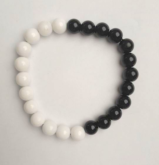 Bracelet with black and white agate, smooth beads, 8 mm diameter +/-, length 18 cm (stretch)