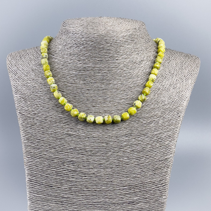 Necklace of natural yellow jadeite, faceted cubes, 7 mm diameter ±, length 48 cm+