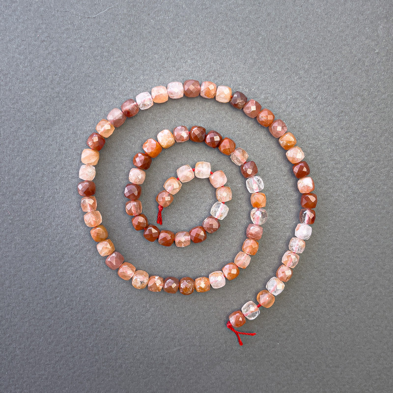 Carnelian beads, natural stone, faceted cubes, 5x5 mm diameter, 38 cm length, on thread