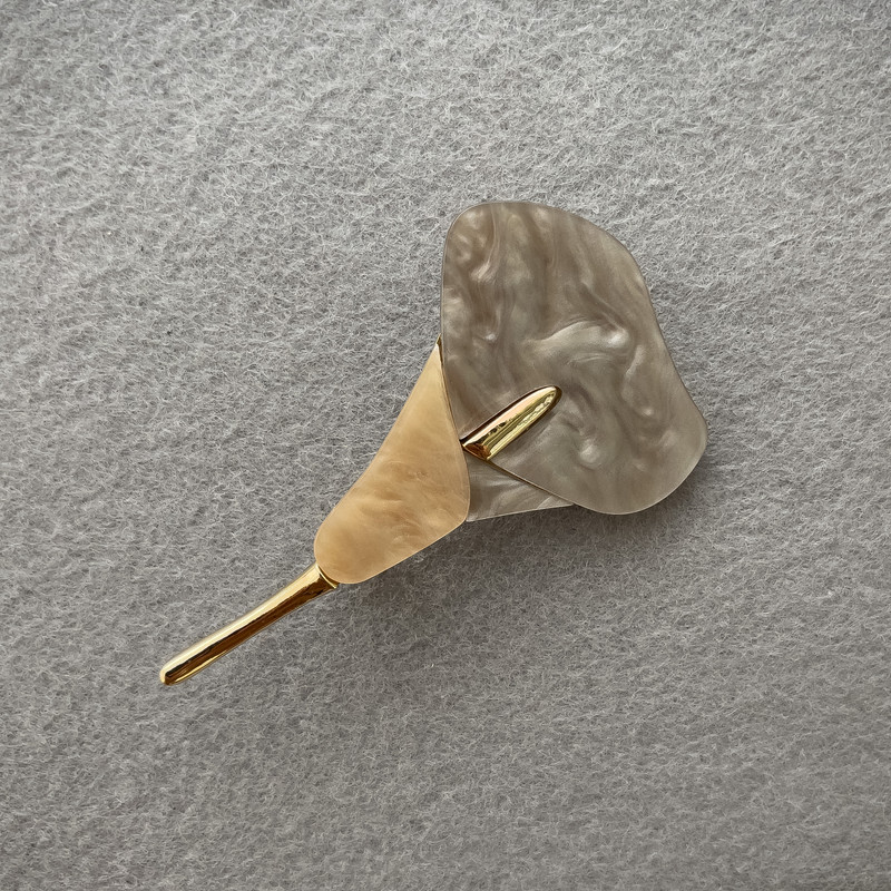 Brooch Kali Flower with gray and white mother-of-pearl and gold-toned metal 76×44 mm+