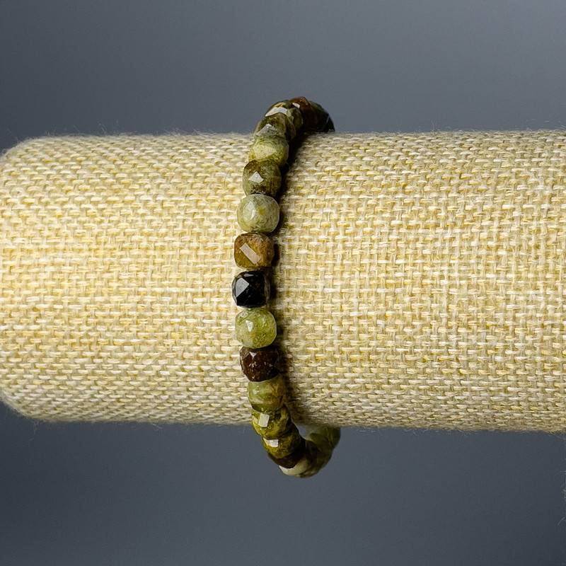 Браслет Гросуляр (зелений Гранат) натуральний камінь гранований кубик, діаметр 6, 5мм+-, довжина 18см (стрейч)