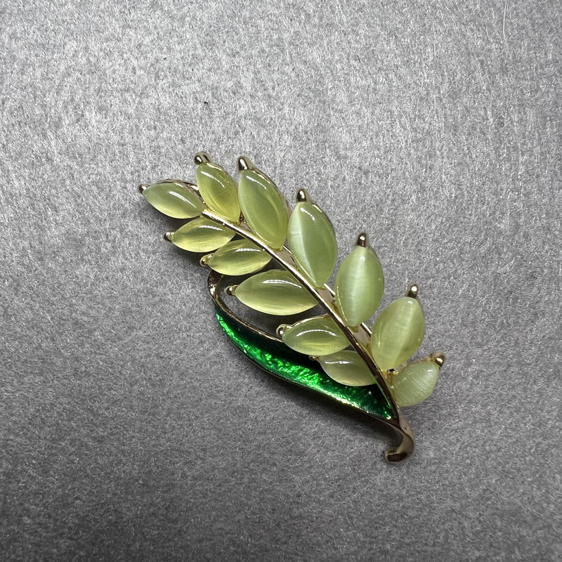 Twig Brooch with Green Cat's Eye, Green Enamel on Gold-Tone Metal 22×47 mm