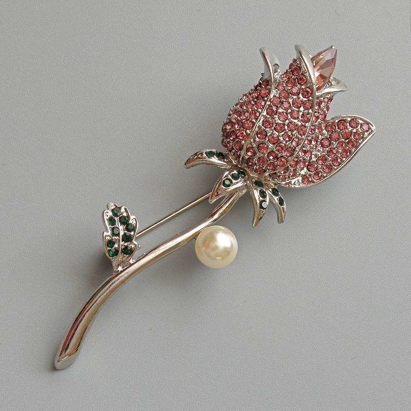 Rose brooch-pendant with pink and green rhinestones, white bead, silver-tone metal 24x71 mm