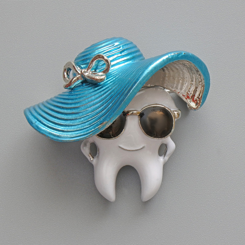 Brooch 'Tooth in a Hat' with white, blue and black enamel, silver-toned metal 33x30mm