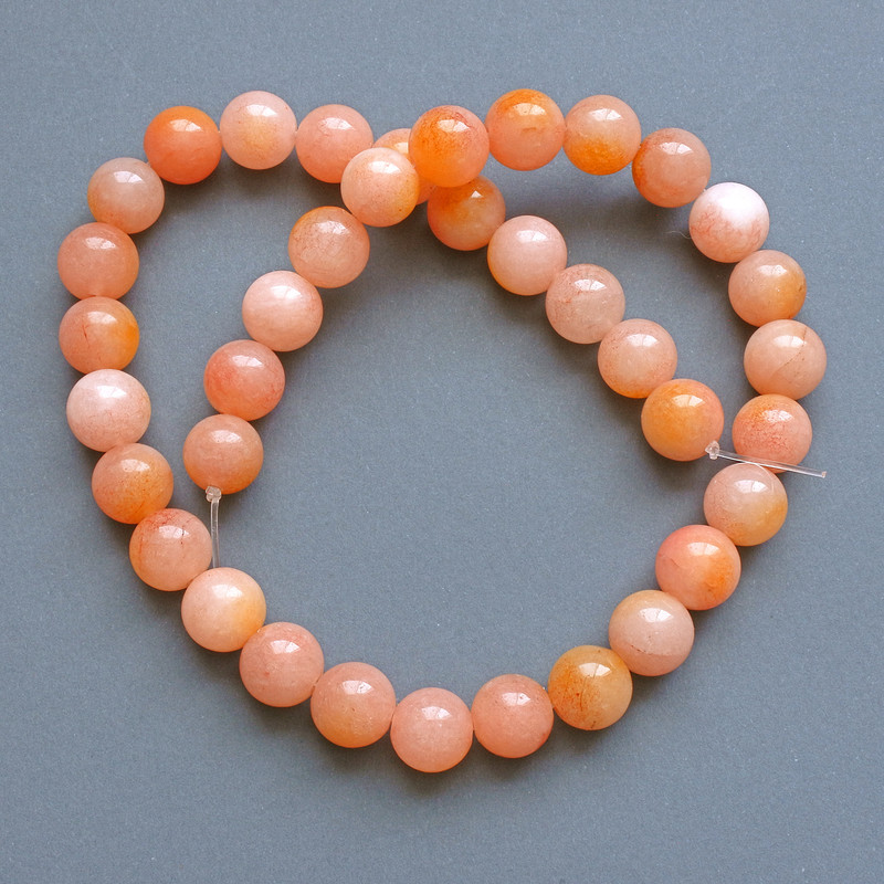 Beads of tinted quartz, smooth round beads, diameter 8.5 mm, length about 38 cm on a beading thread